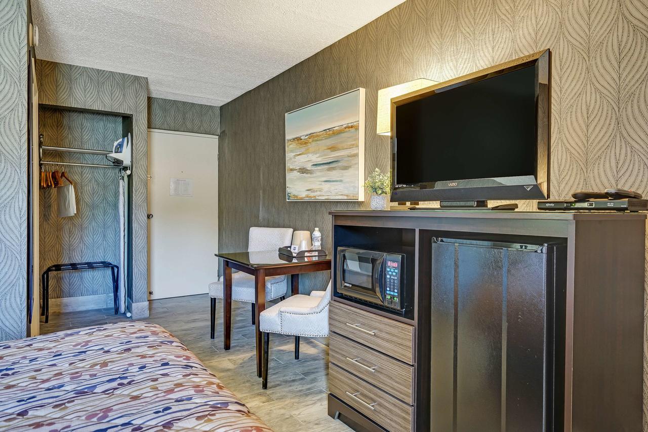 Blue Creek Inn Waretown Екстер'єр фото
