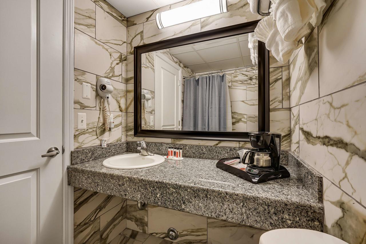Blue Creek Inn Waretown Екстер'єр фото